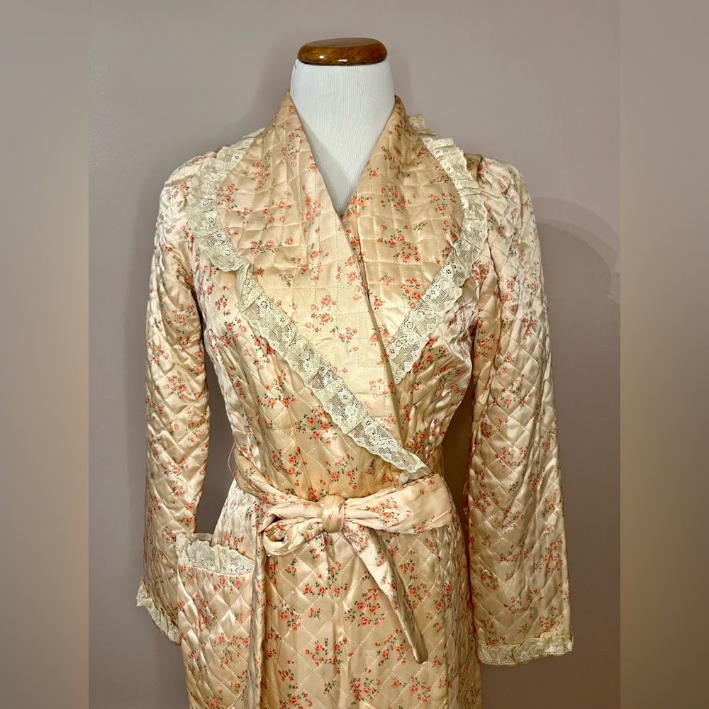 Vintage 1940’s/50’s Quilted Satin House Robe - Gem